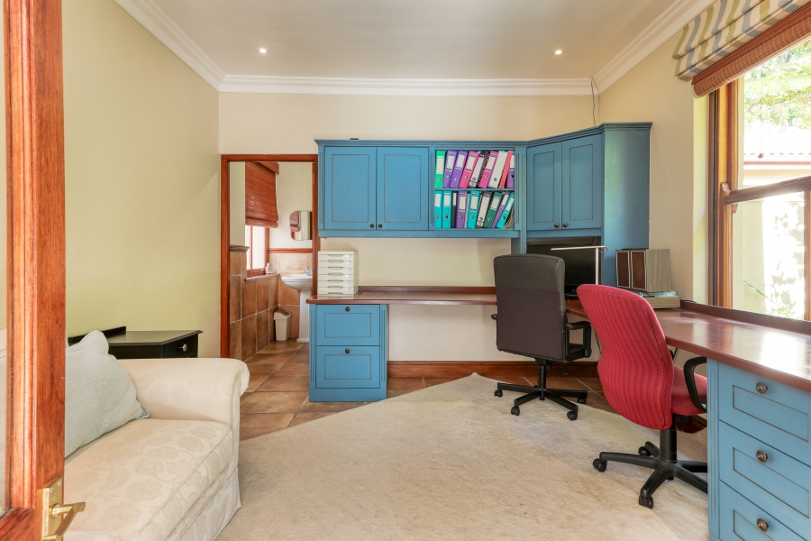 7 Bedroom Property for Sale in Zwaanswyk Western Cape